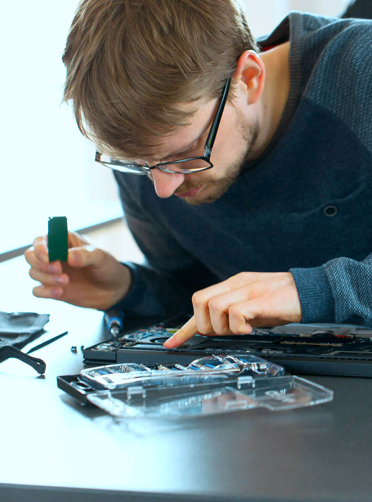 Stephan Weber repariert einen Computer