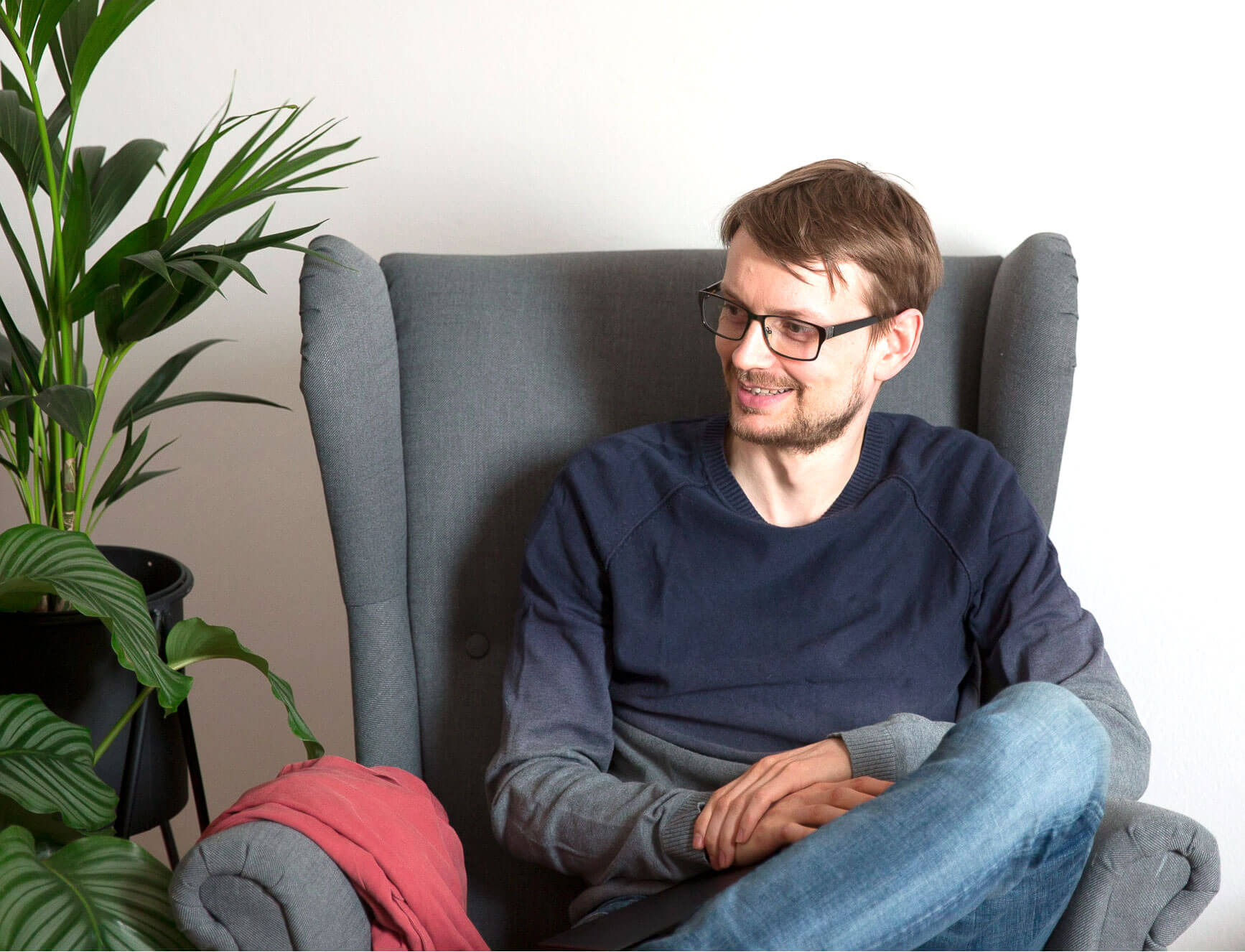 Stephan Weber sitzt im Sessel