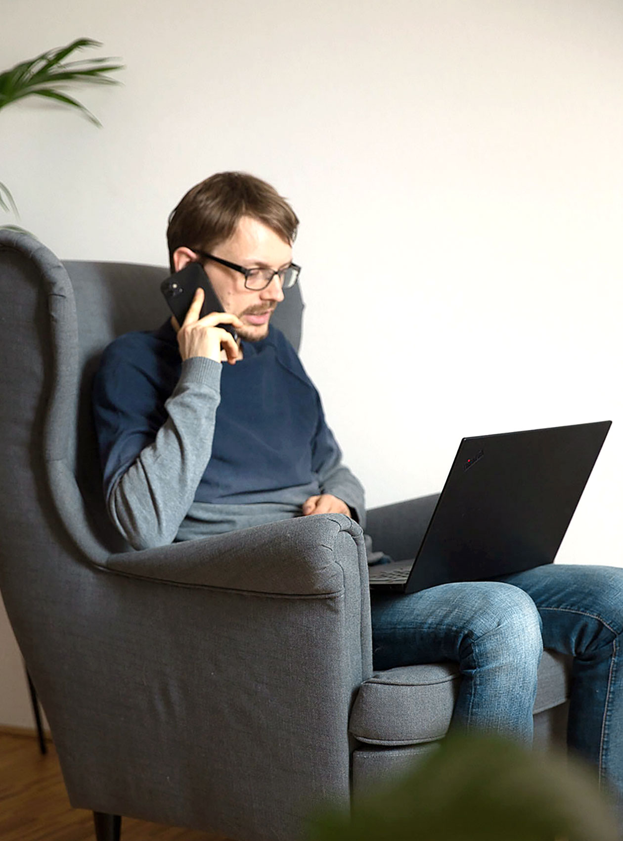 Stephan Weber telefoniert mit einem Unternehmen