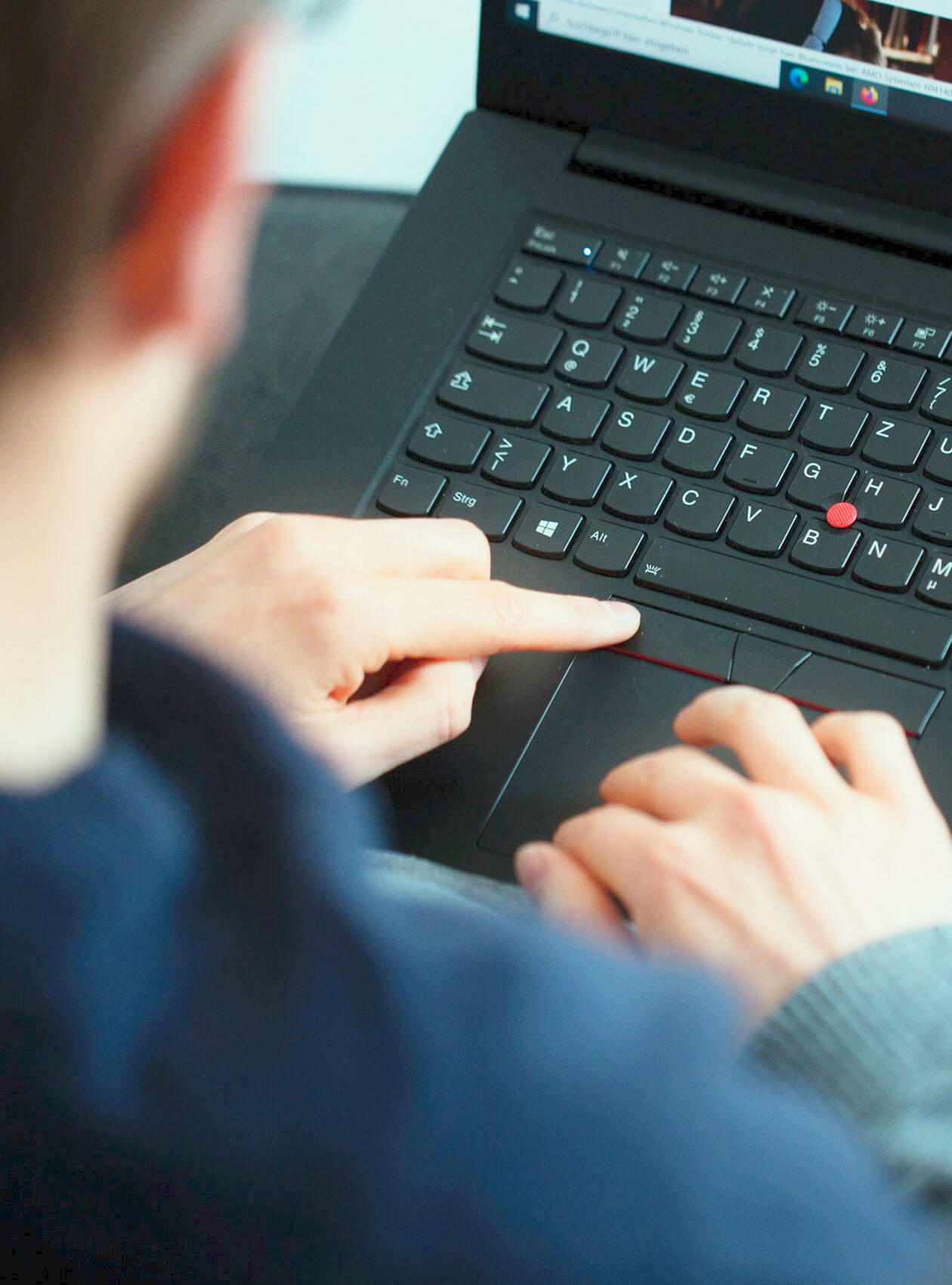 Stephan Weber von PC Service Schöneck sitzt am Laptop